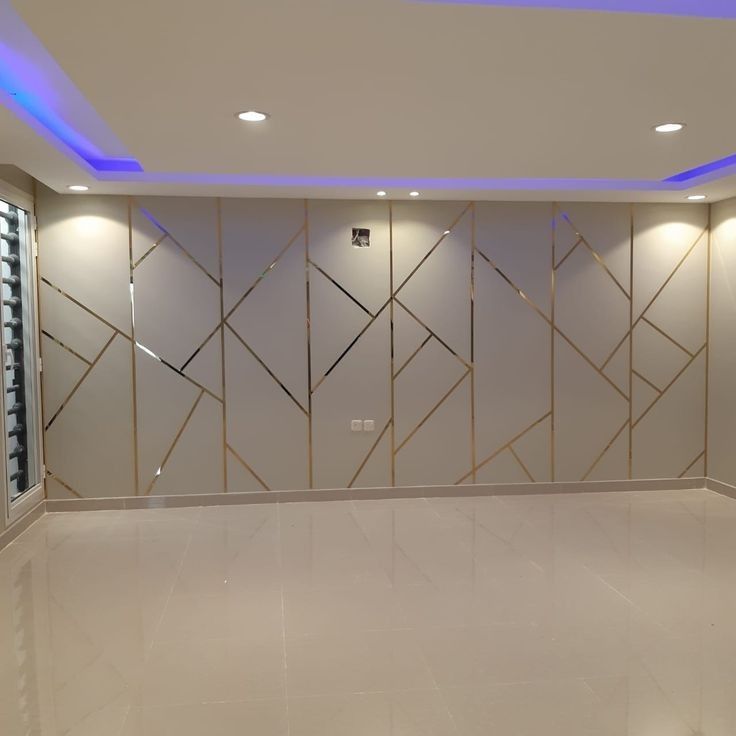 Muro decorado con diseño de líneas doradas geométricas
