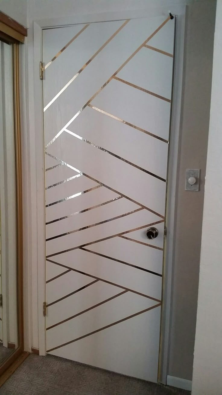 Puerta de vidrio con empavonado y detalle dorado