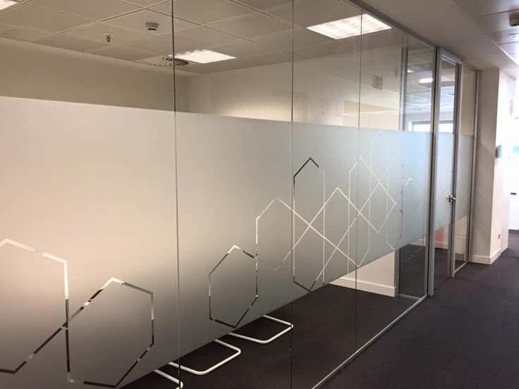 Pasillo de oficina con empavonado y diseño de panal hexagonal