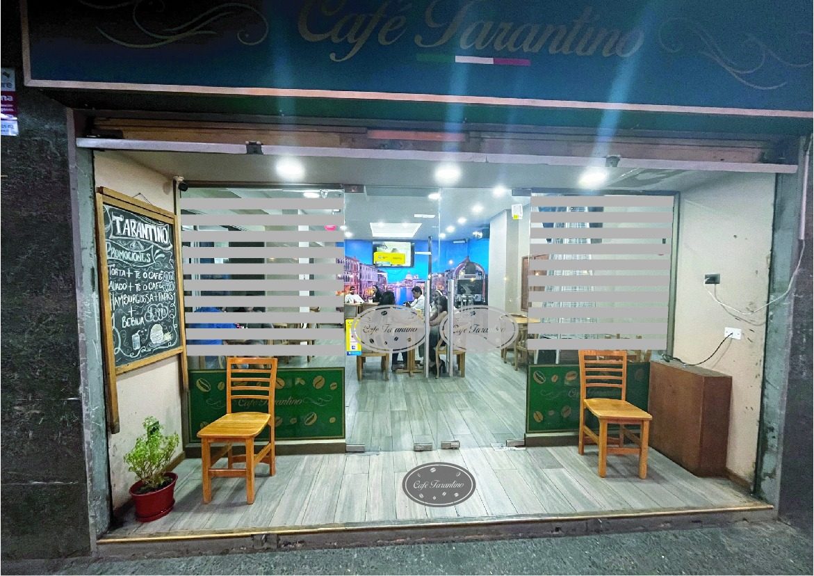 Fachada de cafetería con franjas empavonadas en vidrio