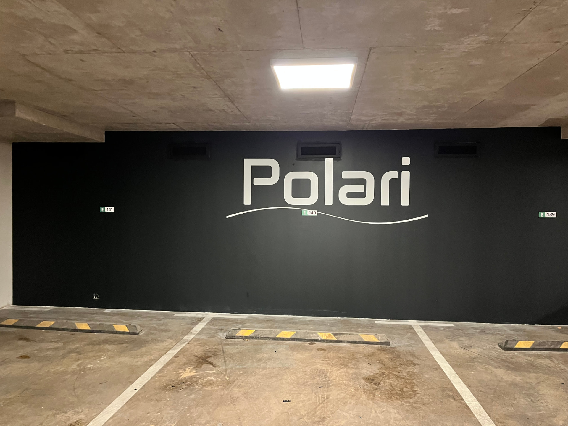 Letras corporativas en vinilo de corte instaladas en muro
