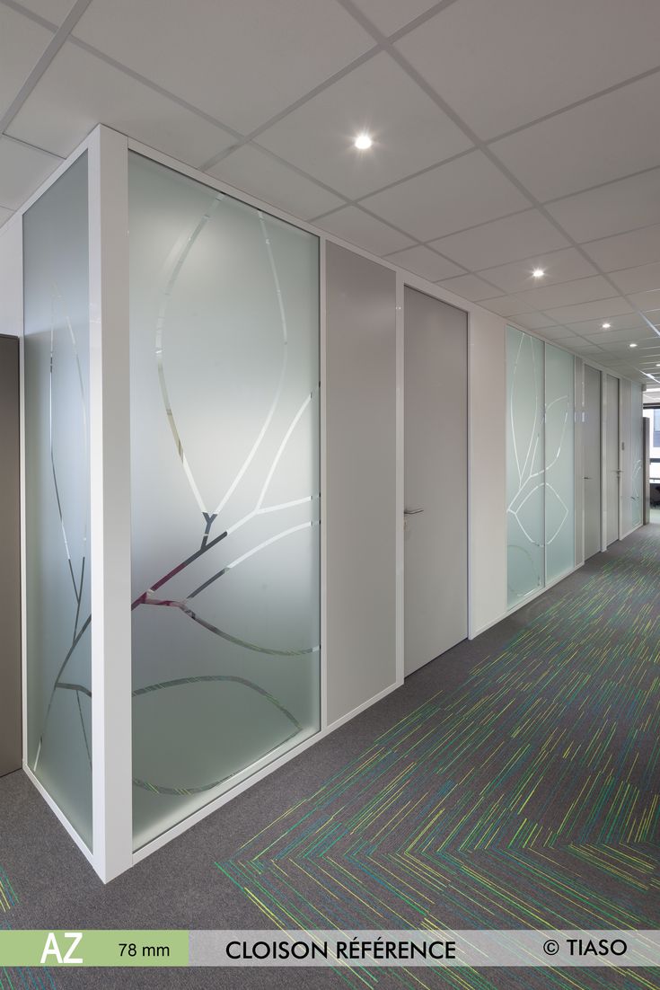 Oficinas con mamparas empavonadas y diseño de ramas