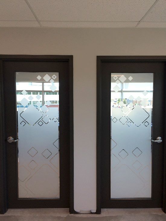 Puertas de vidrio con empavonado decorativo de rombos