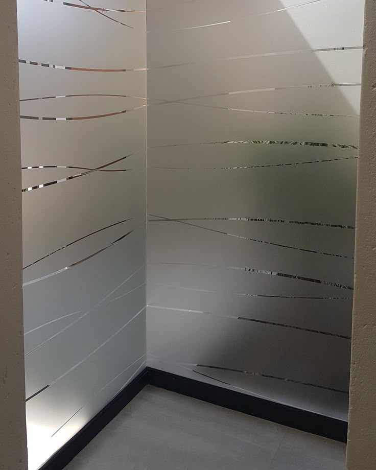 Ventanas en esquina con empavonado y diseño de líneas horizontales