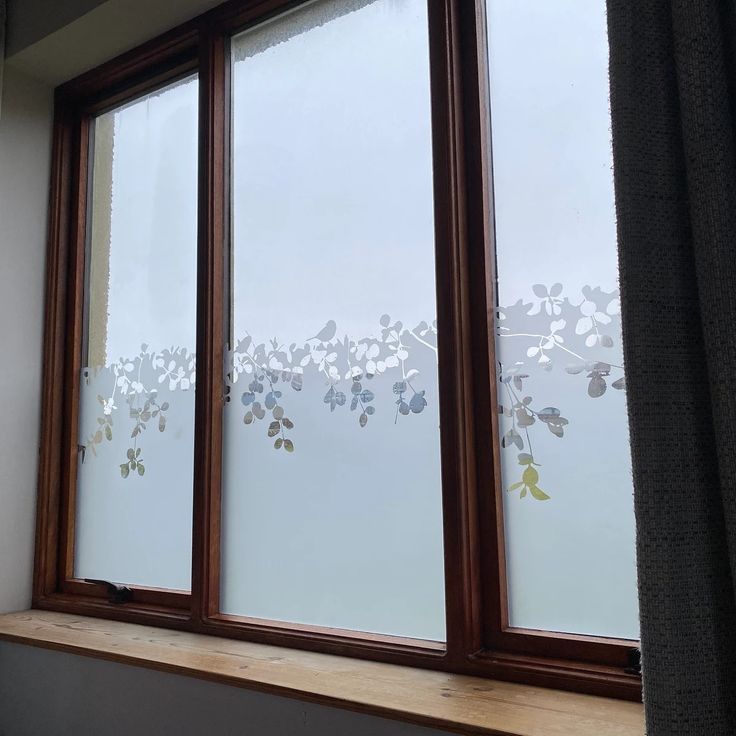 Ventana con empavonado decorativo de hojas