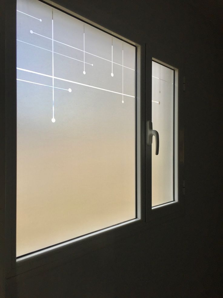 Ventana con empavonado de líneas horizontales