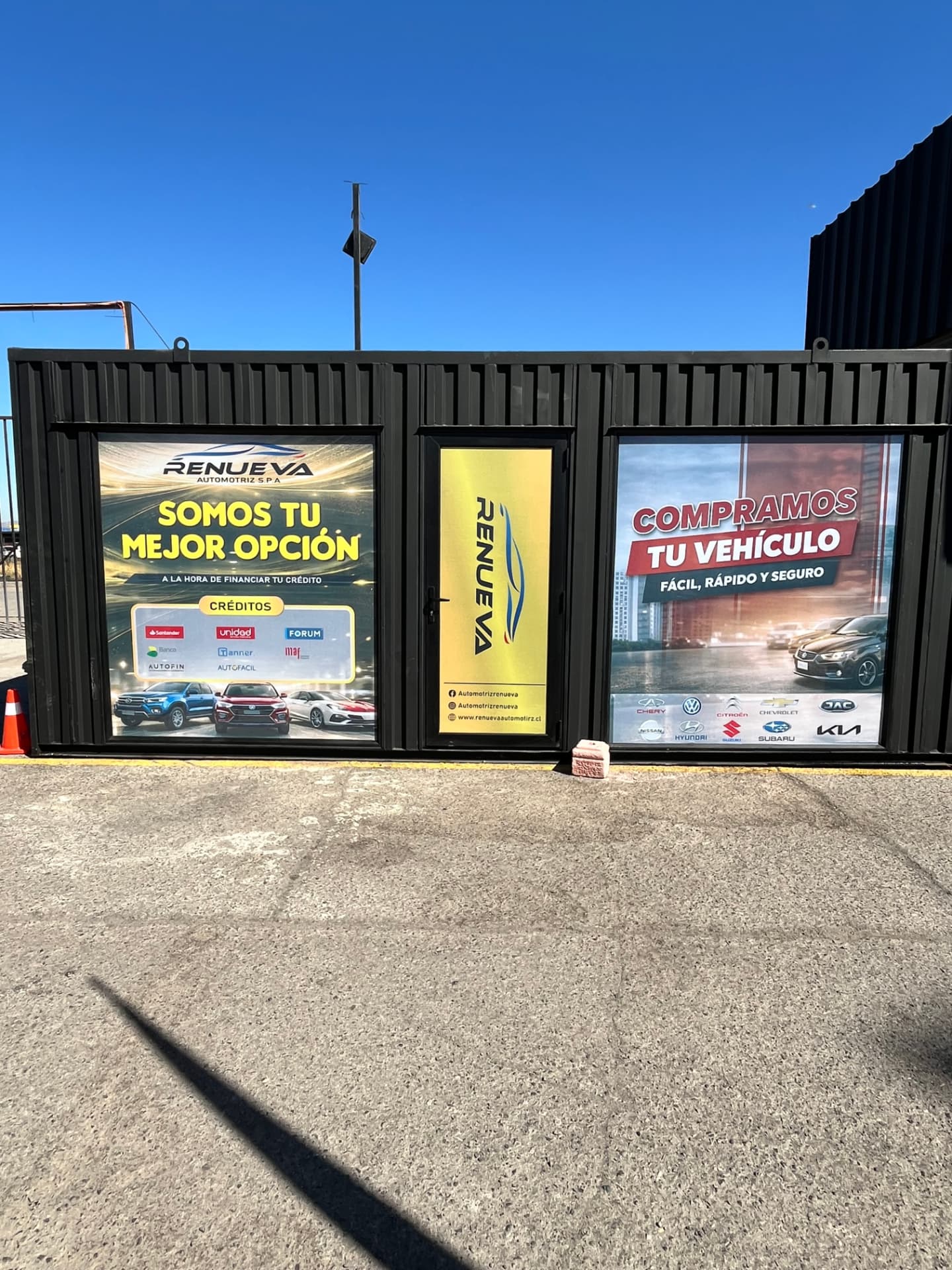 Vinilos publicitarios impresos instalados en ventanales de automotriz