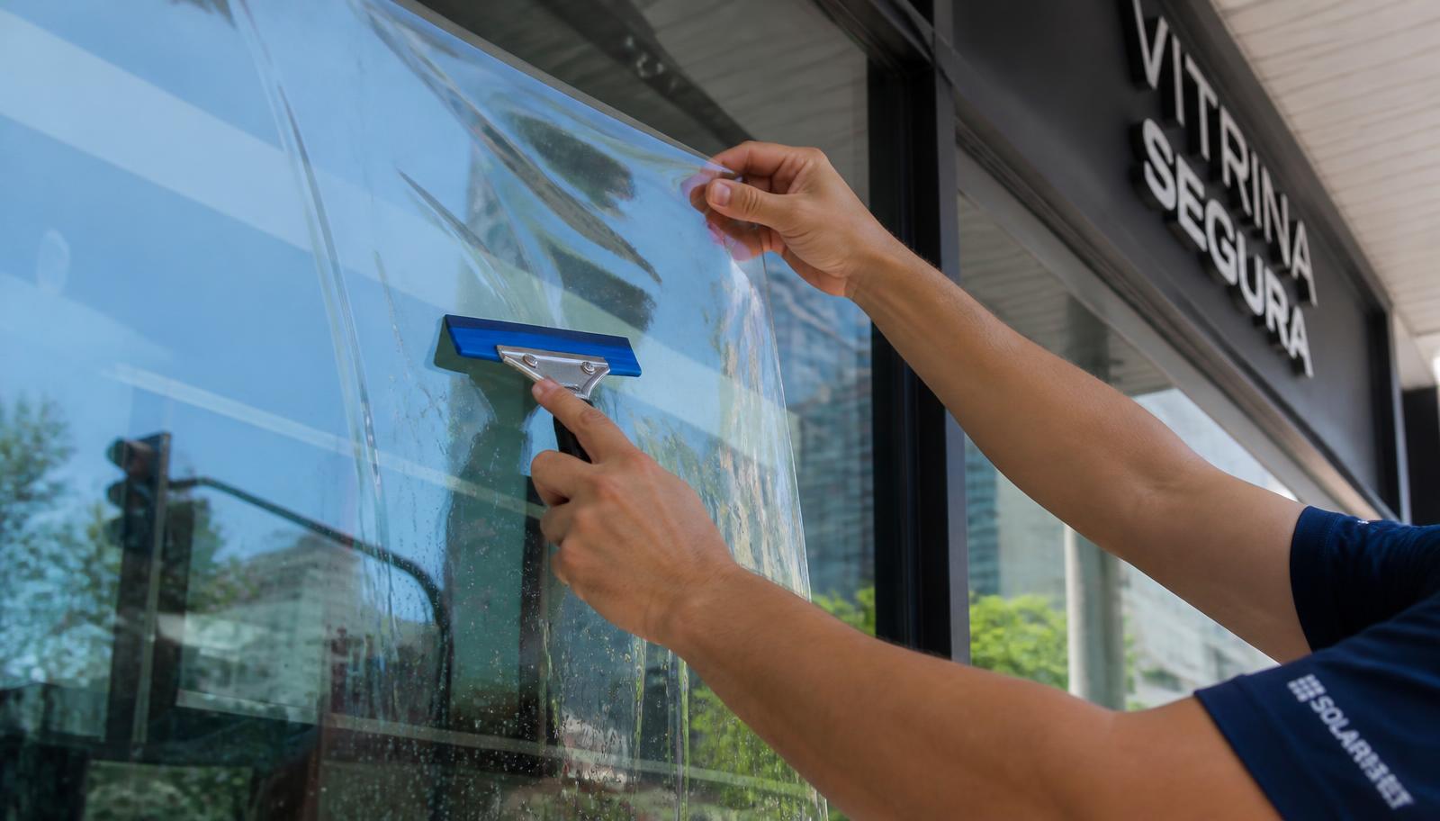 Instalación de lámina de seguridad en vidrio de local comercial